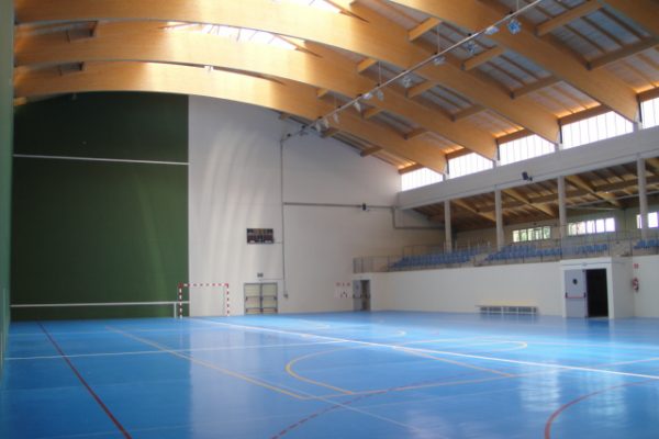 Pista en pabellón polideportivo – edificio multiusos en Lantarón (Álava)