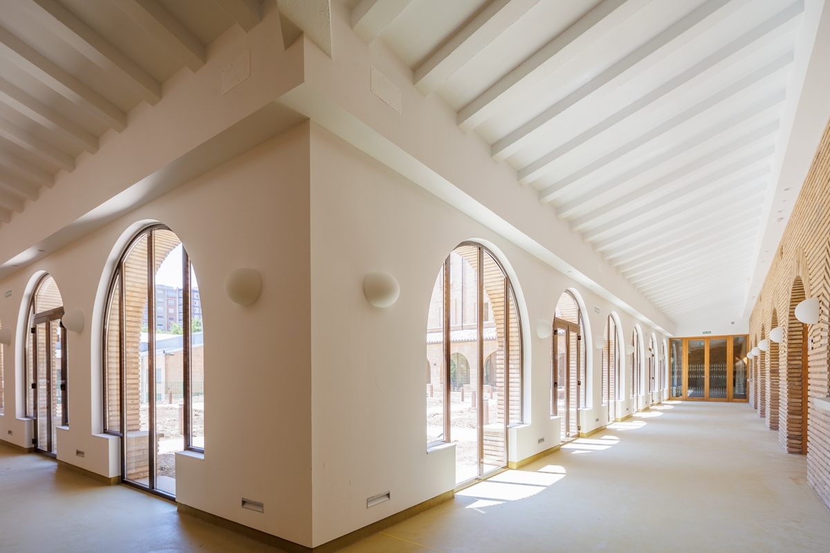 Pasillo con ventanales en el convento rehabilitado de los Capuchinos en Zaragoza